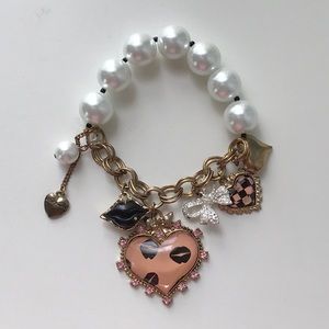 💗Betsy Johnson Pearl and Heart bracelet💗